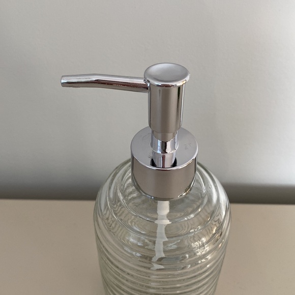 ⭐️ 2 for $10 Ribbed glass soap dispenser - Picture 4 of 4